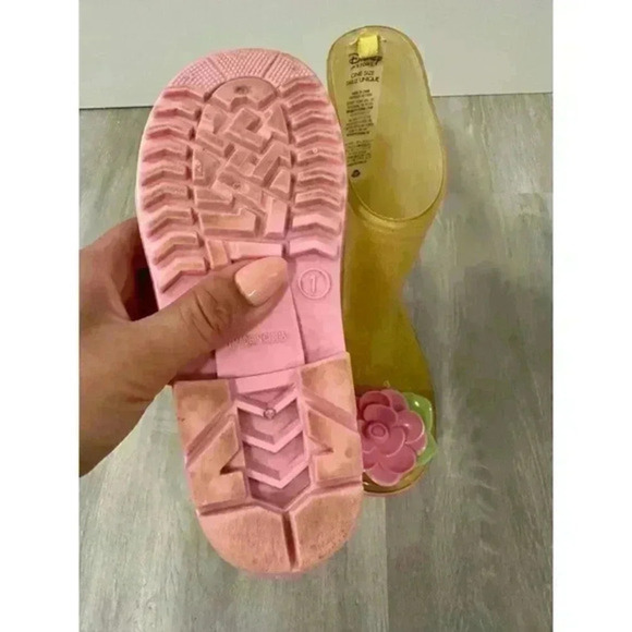 butter Disney Store Belle Rain Boots yellow Shoes Girls Size 1 with water bottle - Picture 5 of 8